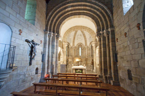 Nave central y capilla mayor de la iglesia de Ferreira de Pantón